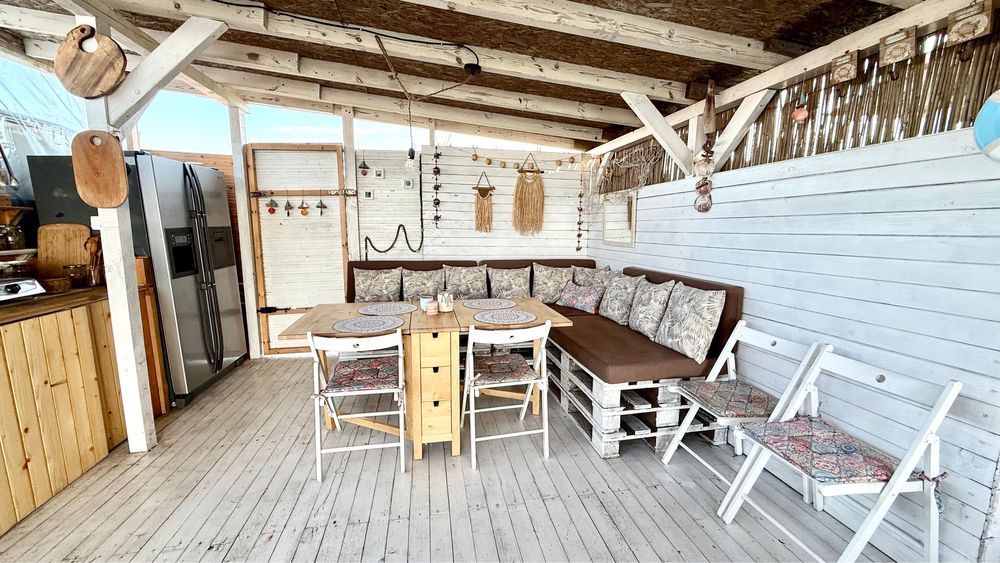 Продавам каравана Hobby 650 с навес на къмпинг Делфин