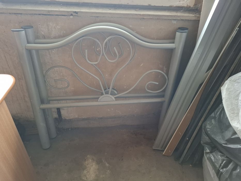 Pat metalc de o persoană starebună. .90/200 cm..100 lei