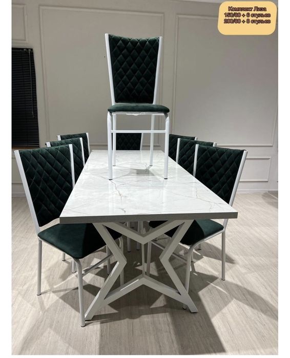 Сем бренди стол со стульями.