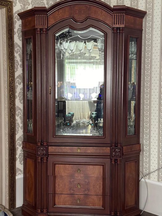 Продам сервант качественный
