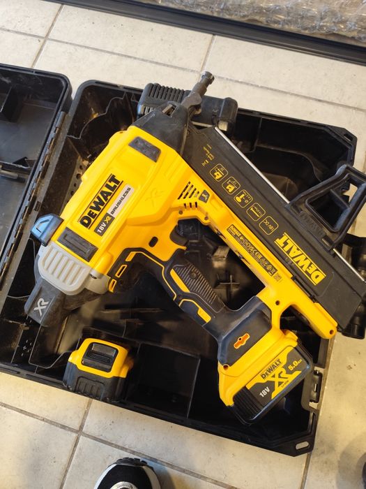 Акумулаторен такер DeWALT DCN890P2