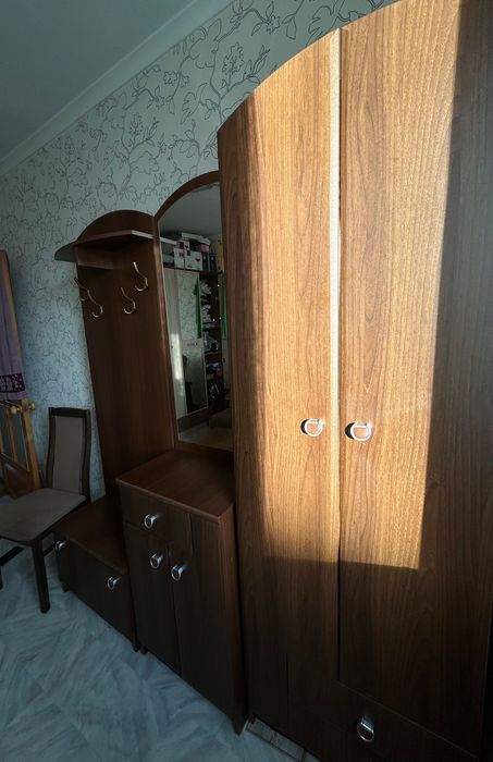 Продам мебель для прихожей (три шкафа)