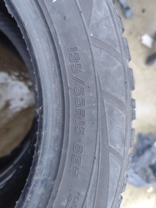 2 anvelope  M+S 195/55R15 preț  35 RON bucata.