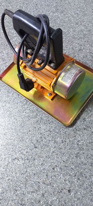 Mistrie electrica portabila cu placa plata pentru vibrare beton, noua