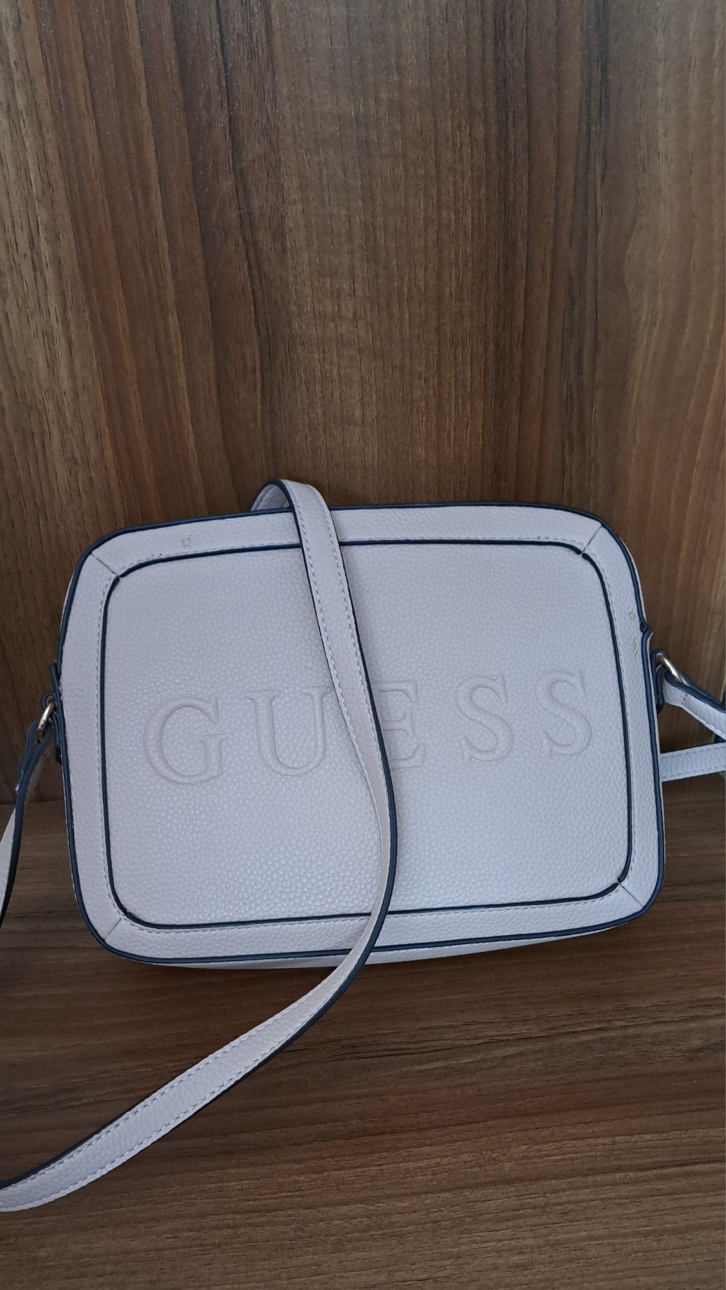 Сумка guess, покупалась в оригинальном магазине, бирка белая.