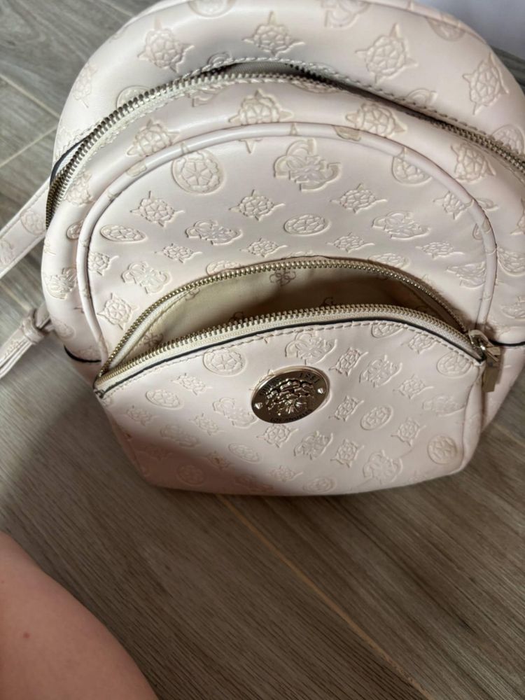 Дамска раница GUESS