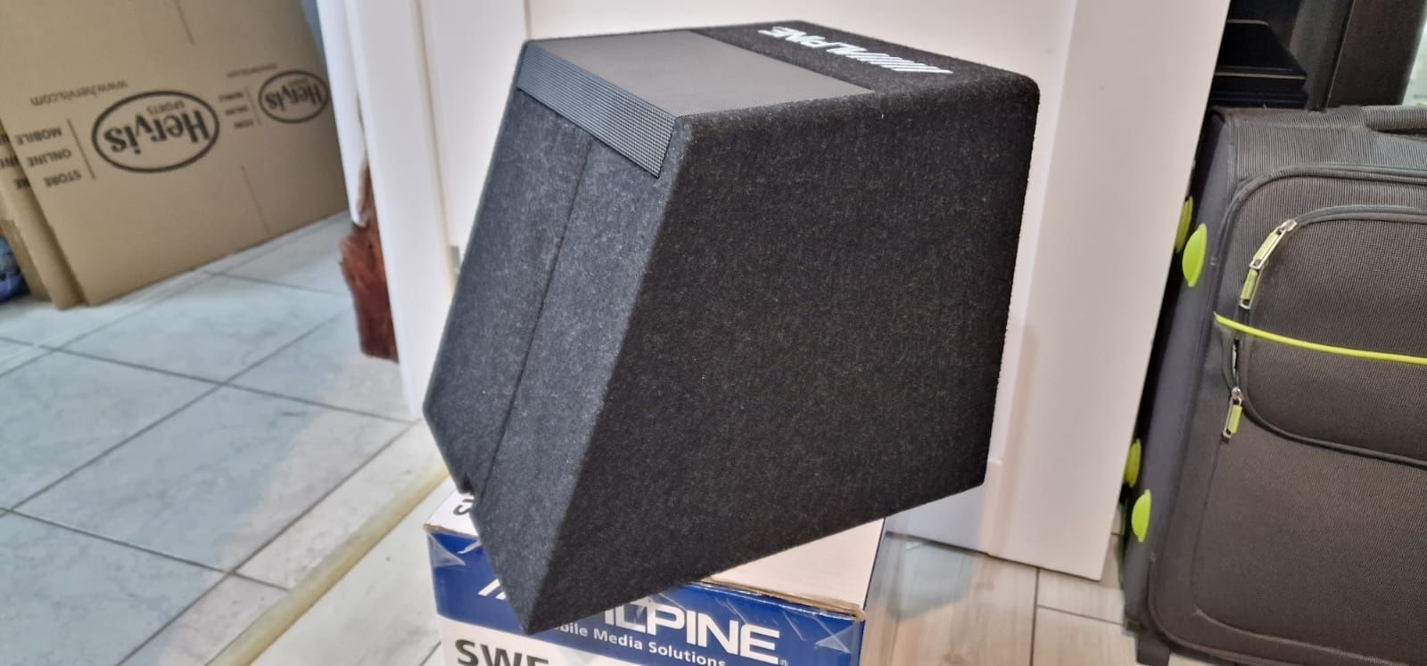 Subwoofer Auto Alpine 300W _NOU / Nefolosit_ la Cutie