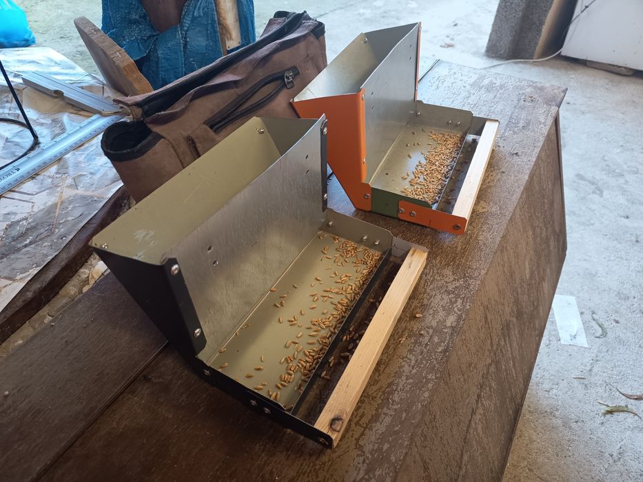 Хранилки за папагали и канари