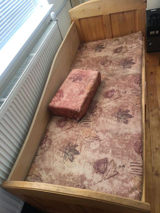 Продавам дървено легло