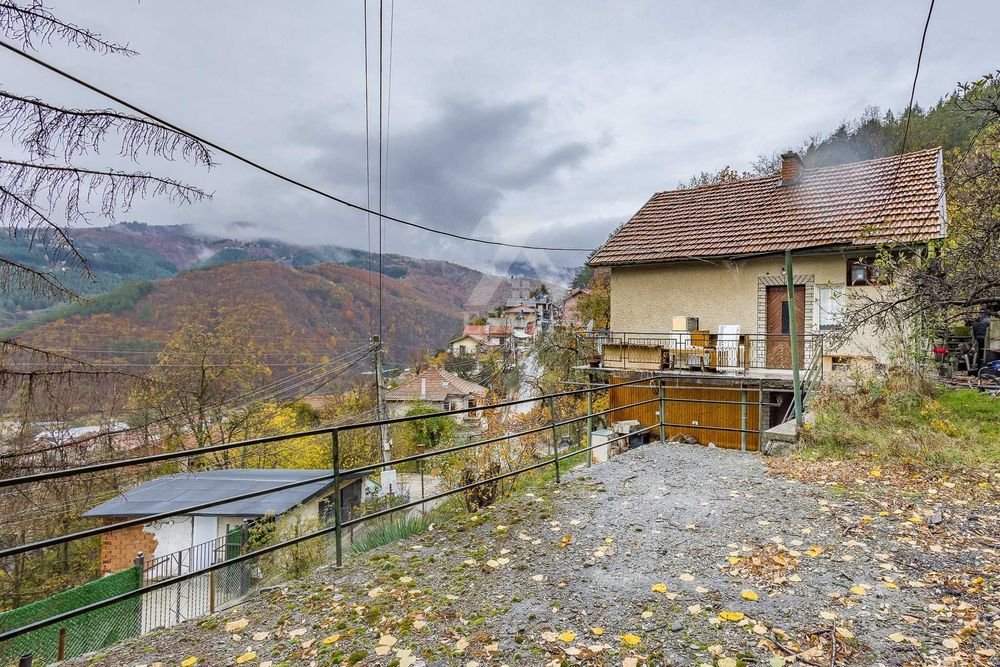 Продава се 2-етажна къща в гр. Своге