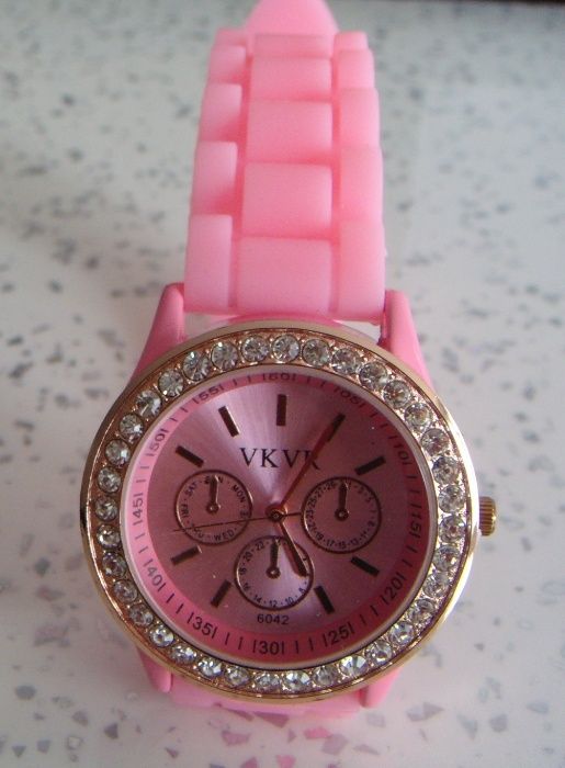 Намалени от 27лв-ХИТ Дамски ръчен часовник, с брокат