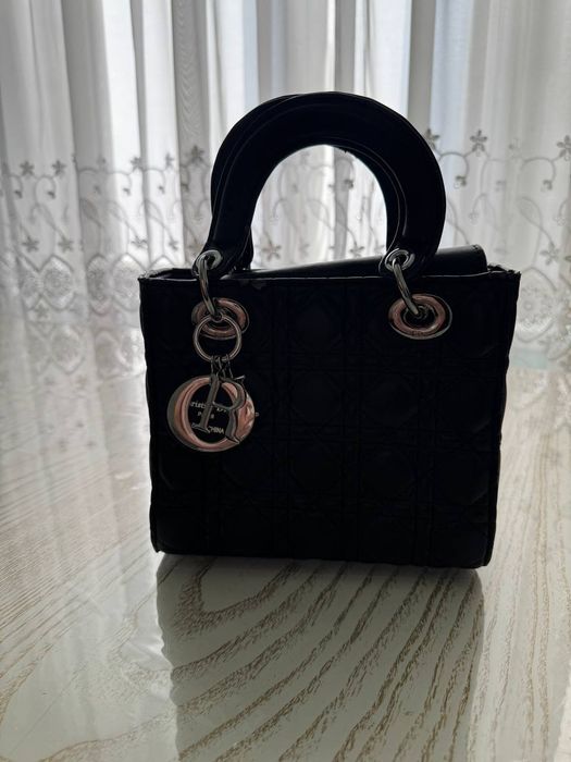 Dior sumka ayollar uchun