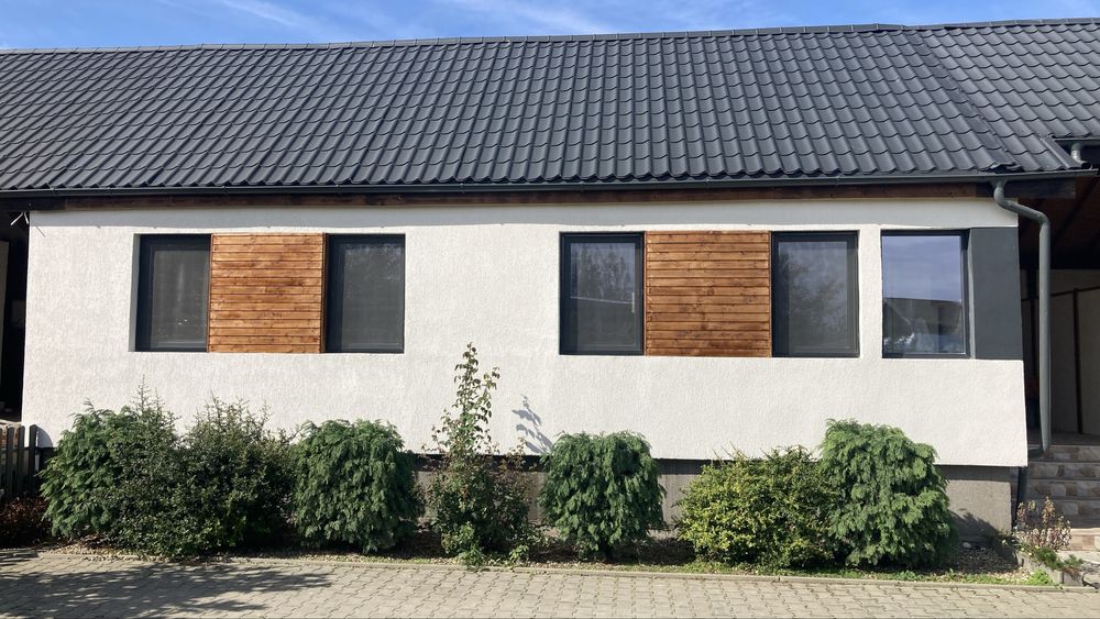Inchiriez casa 2 dormitoare 1 living 1 bucatarie 2 bai terasa si curte