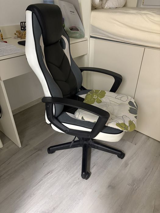Scaun gaming alb cu negru