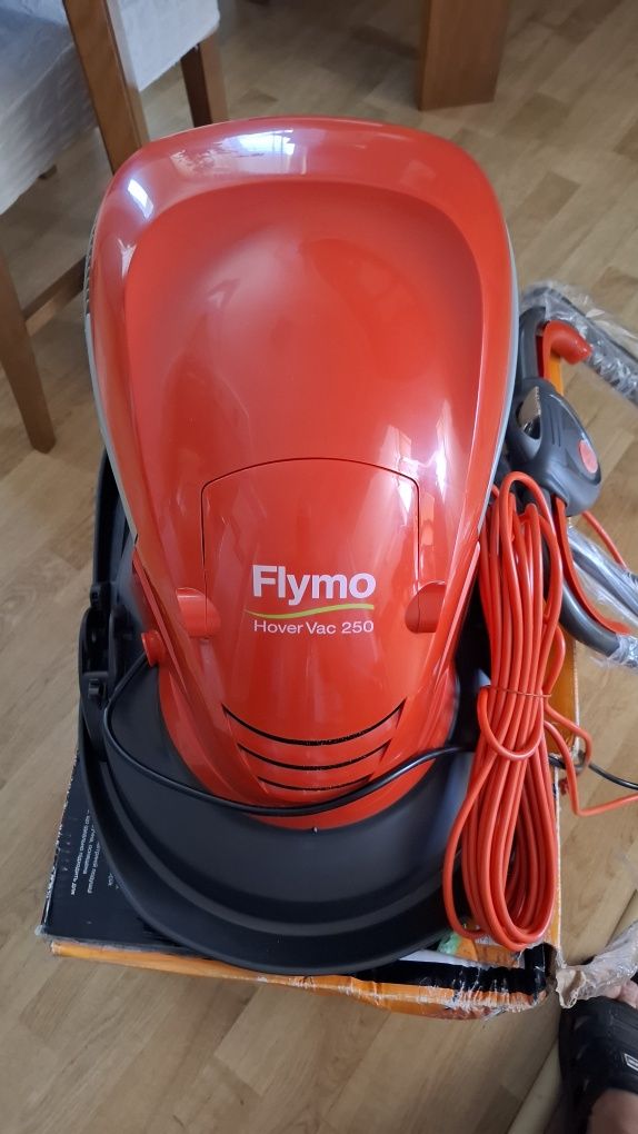 Чисто нова вакумна косачка"FLYMO Hover vac 250"