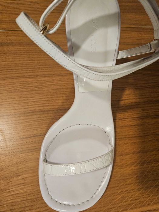 BY FAR - Бели сандали mia optic white circular croco