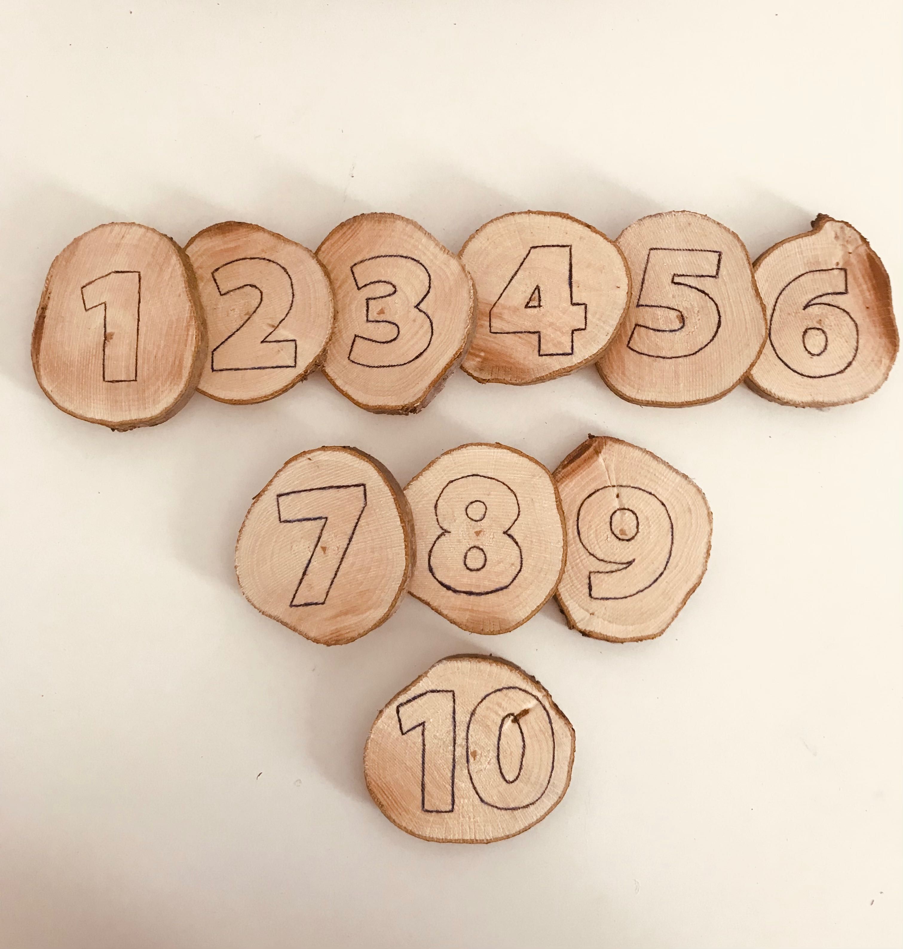 Deseneaza Alfabetul și numerele pe lemn natural