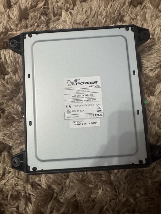 Subwoofer Alpine 800W+plus statie 250RMS