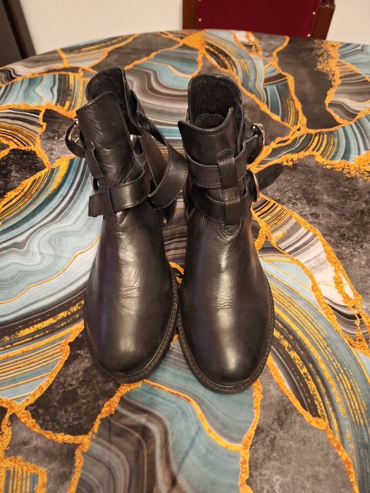 Cisme piele cu catarame stare foarte buna