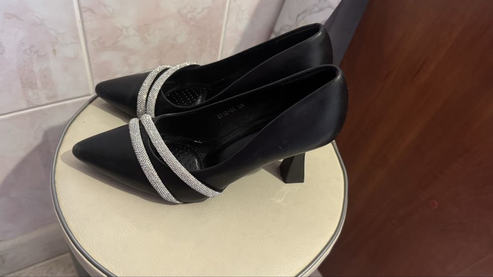 Туфли сатылады 1 рет кейлген 10000тг