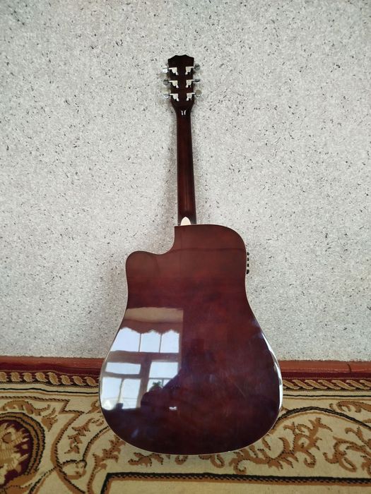 Gitara Sotiladi!! Eng zori