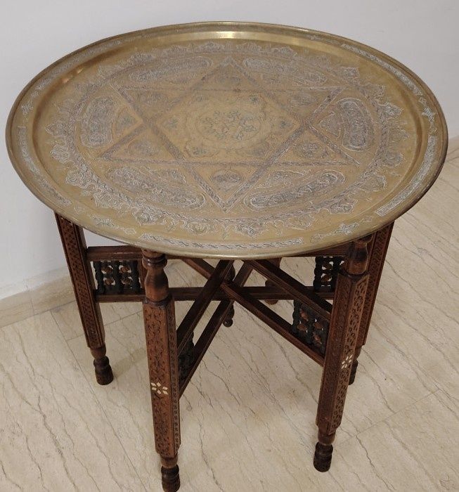 Superbă masuta in stil oriental de dimensiuni mari cu blat din alama g