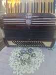 Acordeon hohner trebue pus la punct nu ste spart se aude foarte bine s