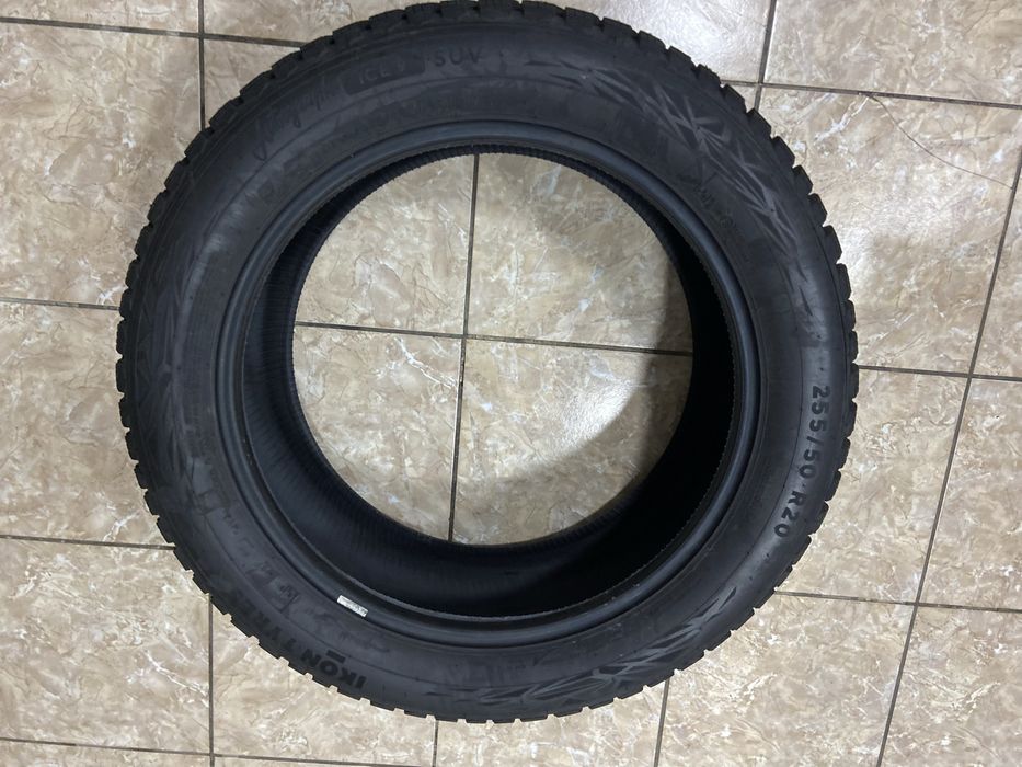 Продам зимнюю шипованную шину