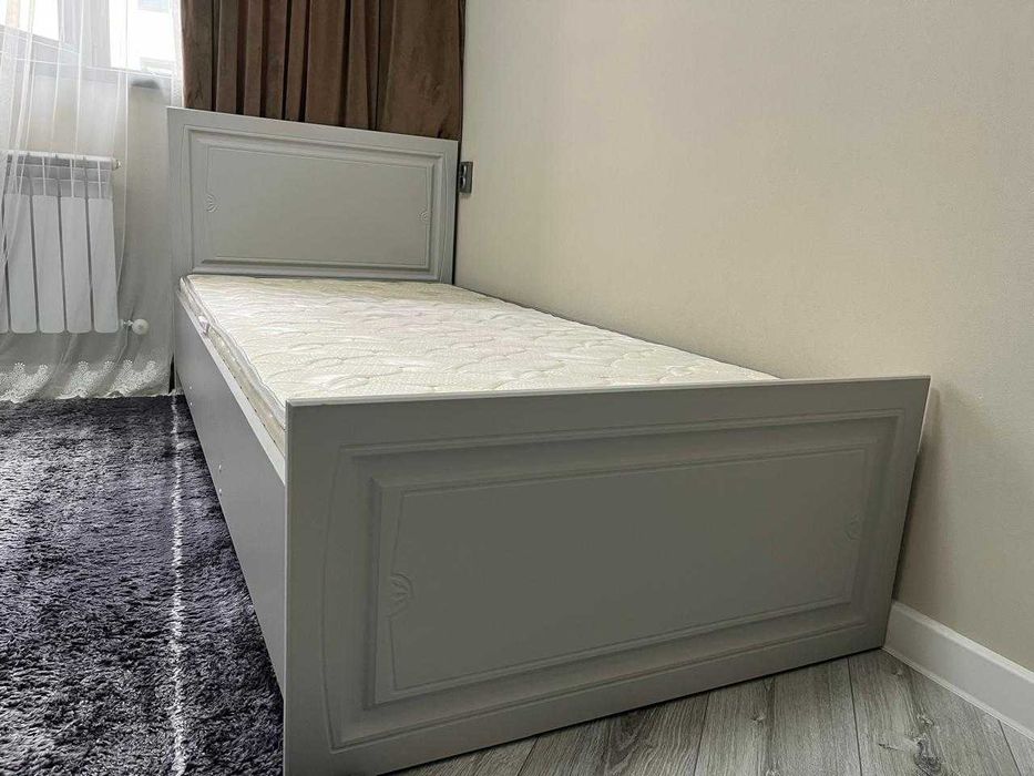 Односпальная кровать с матрасом