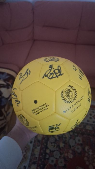 Minge de fotbal semnata de jucători petrolului ploiesti