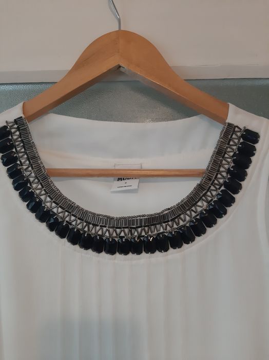 Vând top/ maieu  accesorizat cu pietre