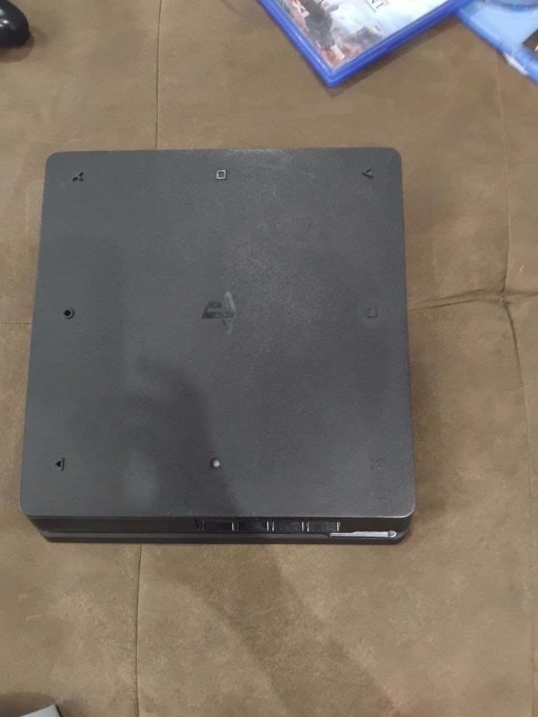 Playstation4 slim с един джоистик и със 4 игри