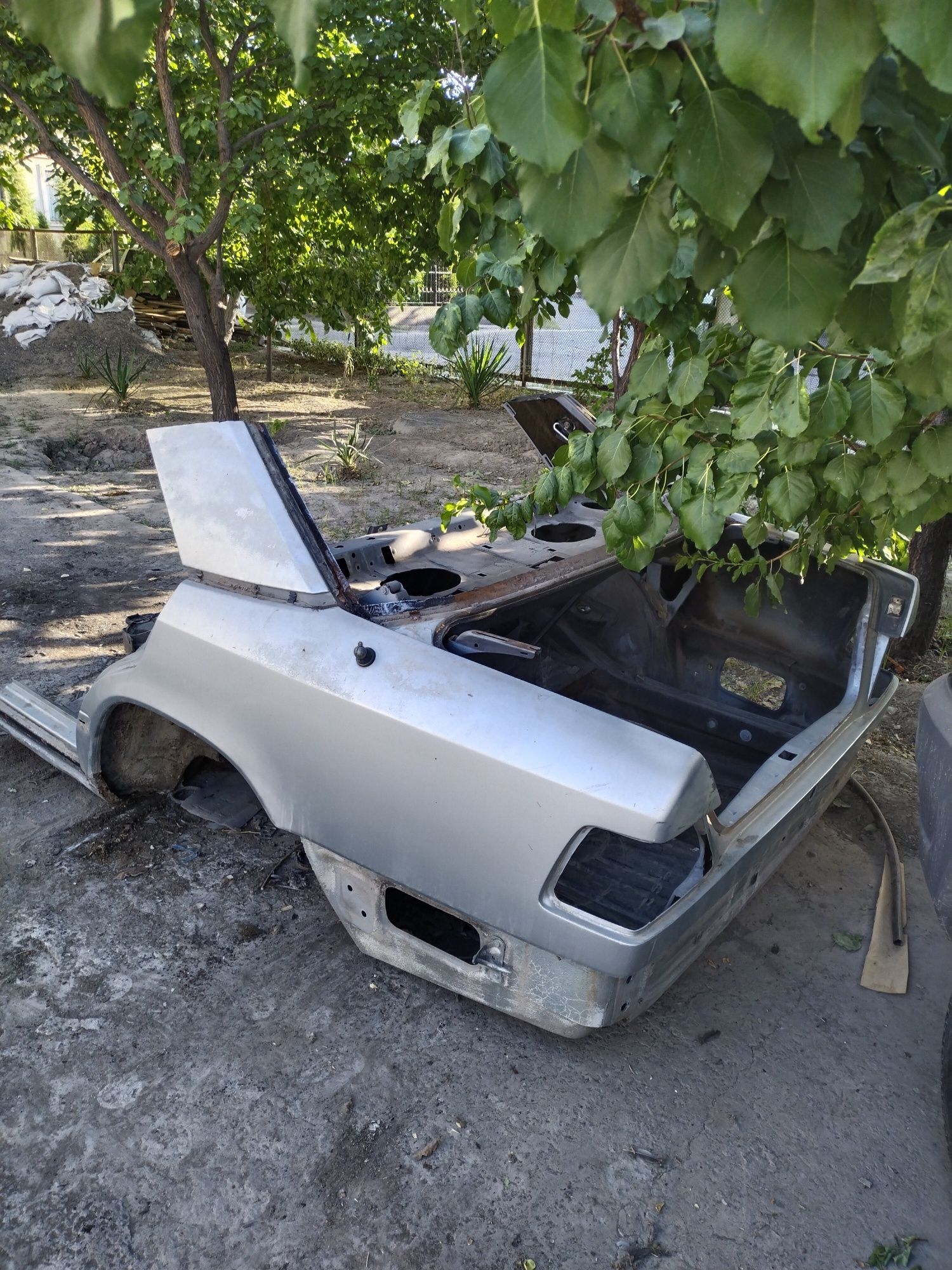 W124 ga kuzov orqa qismi
