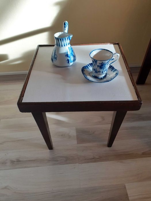 Малък Фотьоил + малка масичка – 52 лева.