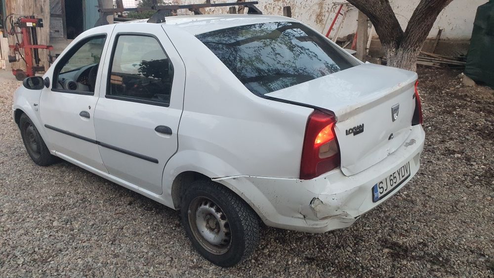 vand sau dezmembrez dacia logan