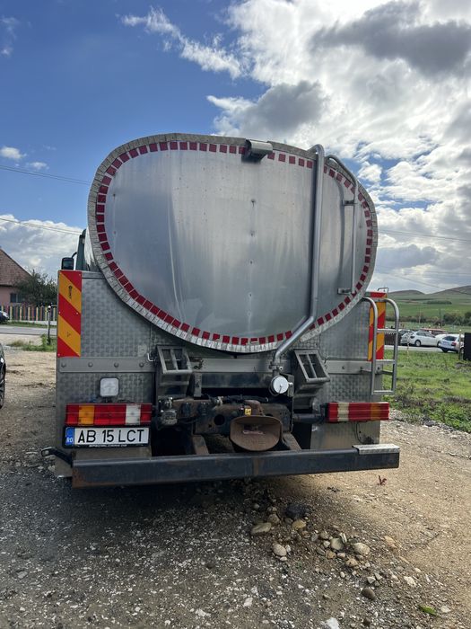 Camion cisterna lapte