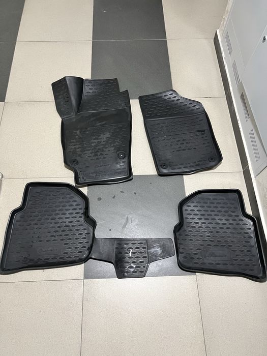 Заводская полик Фольксваген Поло 10000 тенге отличная состояние.