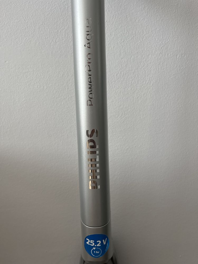 Безкабелна прахосмукачка Philips PowerPro Aqua