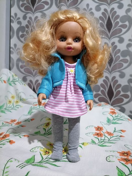 Кукла с красивыми глазами