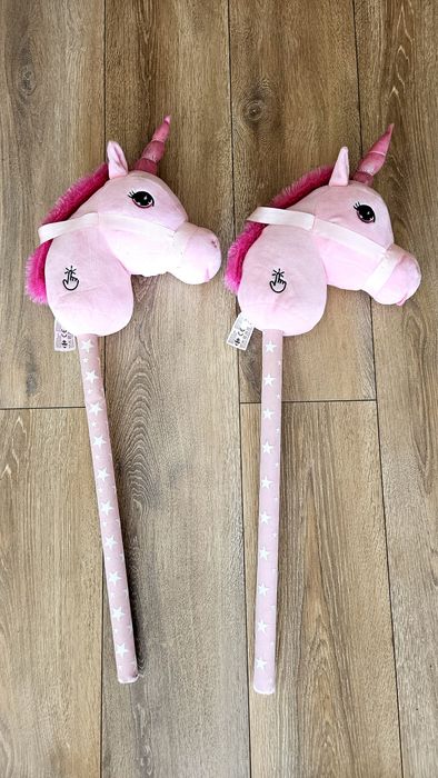 Unicorn roz de pluș pe un băț de lemn