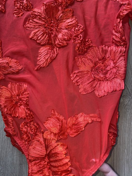 Червено боди с Релефна декорация