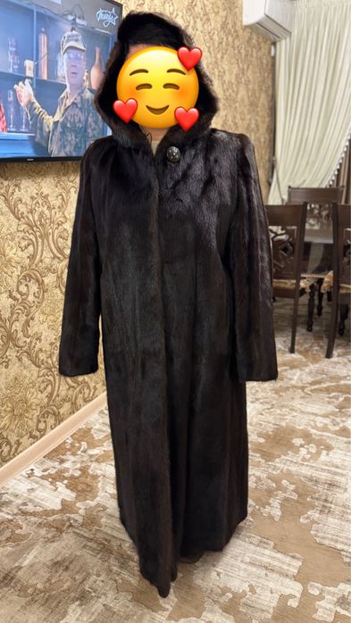 Продаю натуральную чёрную норковую шубу длинного кроя.