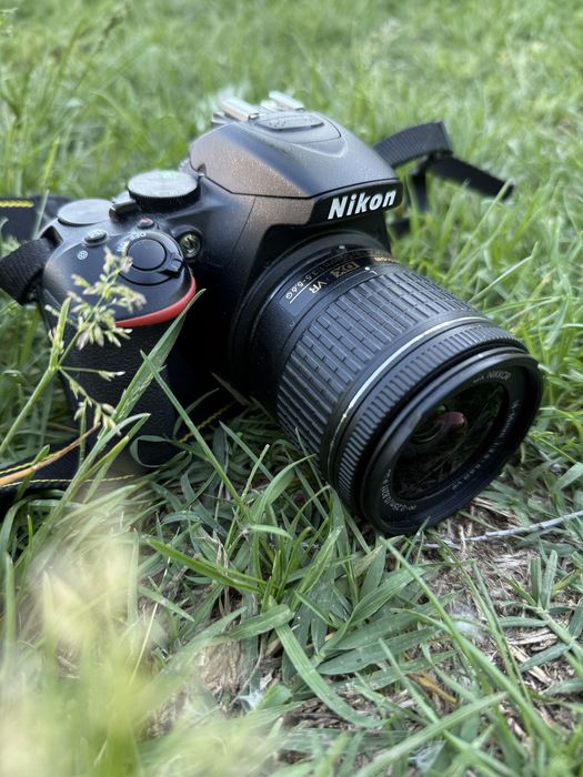 Продавам Nikon D5600 с обектив + аксесоари – Отлично състояние!