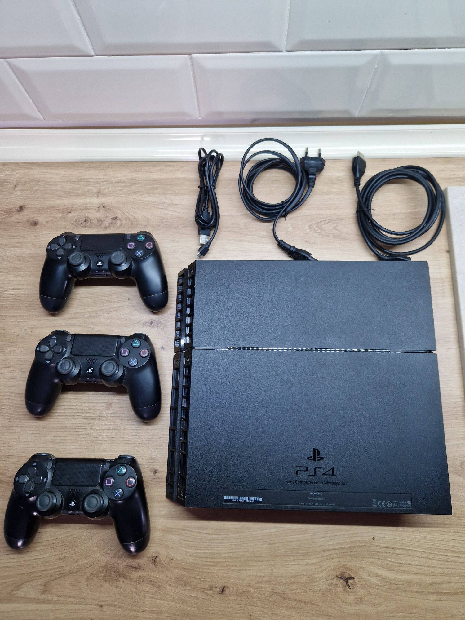 Vand PS4/Playstation 4 slim 1TB+ 2 console.Poze reale!