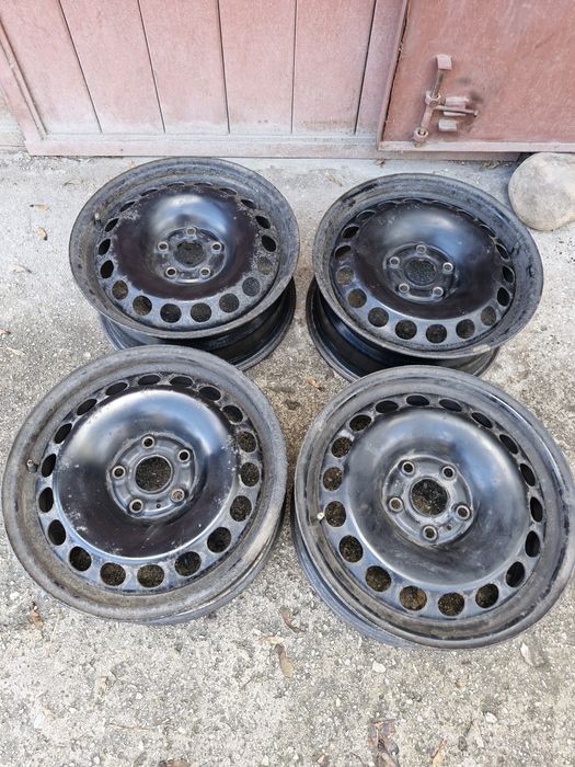 4 броя железни джанти за VW групата + 2 броя летни гуми 205 / 55 R 16