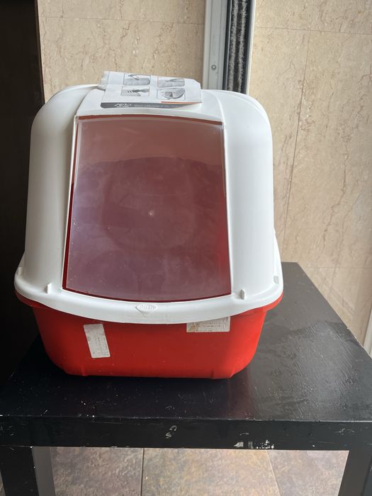 Котешка тоалетна затворена