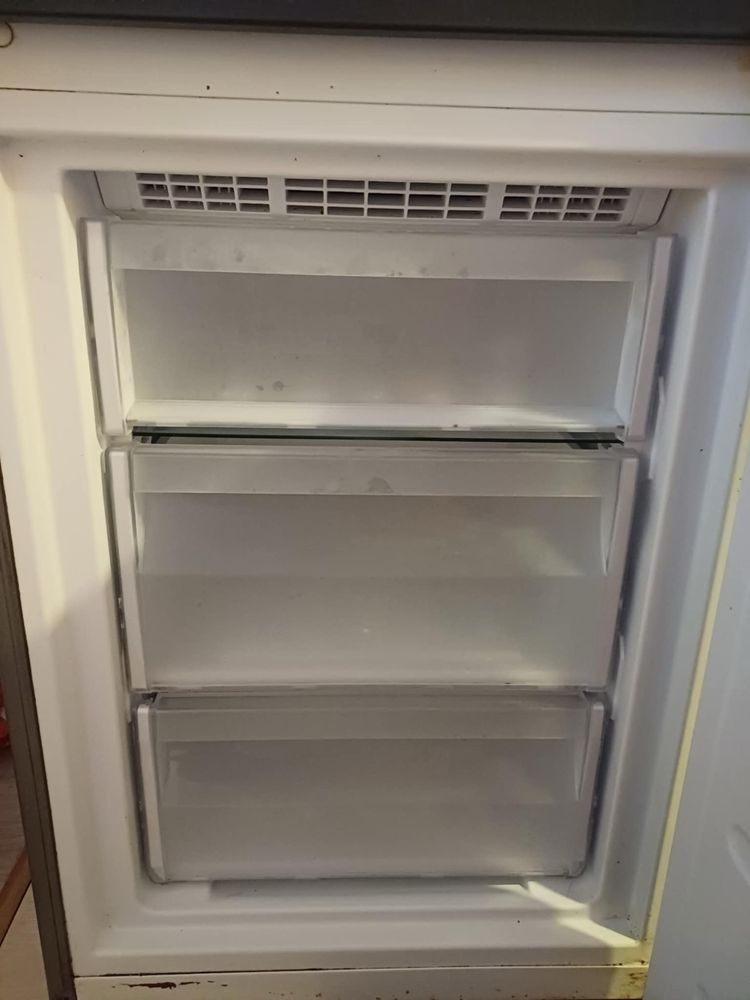 Продавам хладилник Whirlpool
