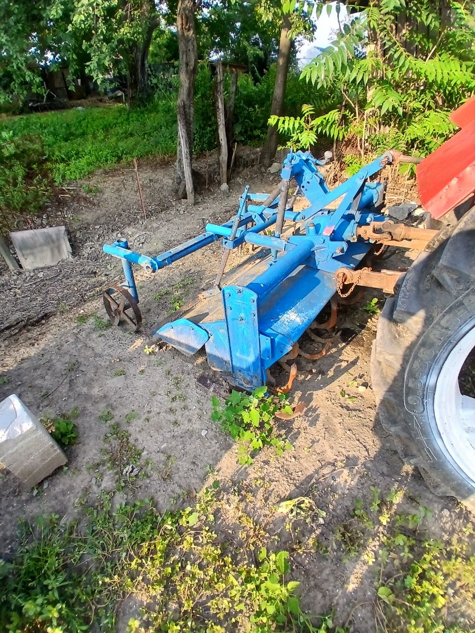 Vând tractor u445L plus utilaje