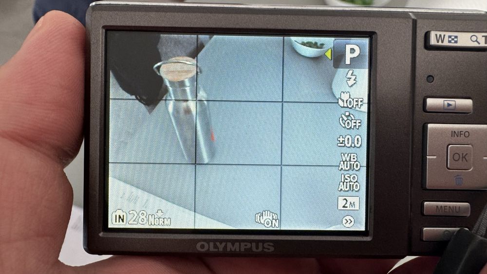 Aparat foto Olympus , mic si frumos . Impecabil cu accesorii.