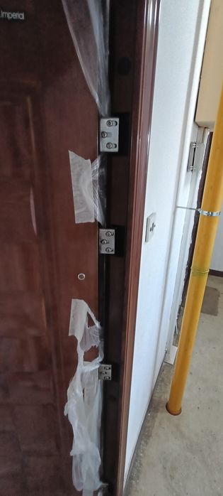 Vând ușă metalică